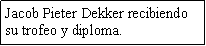 Cuadro de texto: Jacob Pieter Dekker recibiendo su trofeo y diploma.